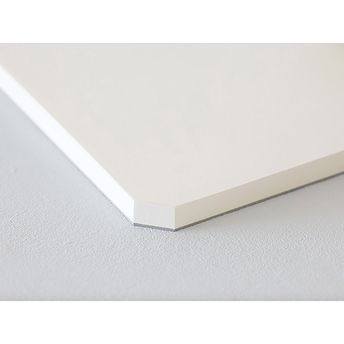 Dettaglio dell'angolo tagliato del MD Paper Pad Cotton A4