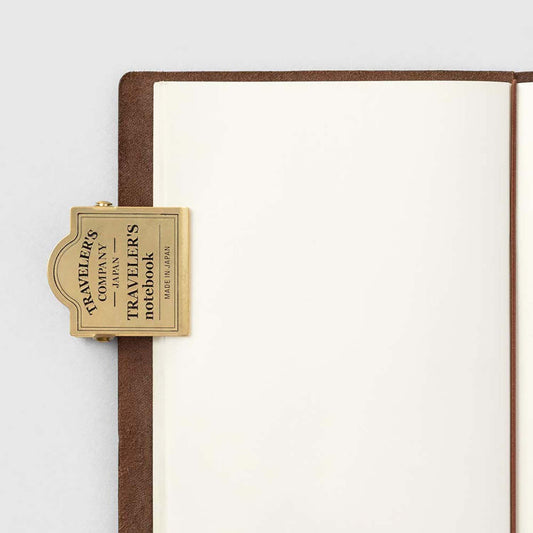 Brass Clip TRC Logo utilizzata per mantenere aperto il TRAVELER'S notebook