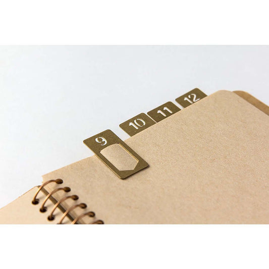 TRAVELER'S COMPANY BRASS Number Clips utilizzate come indici su un taccuino