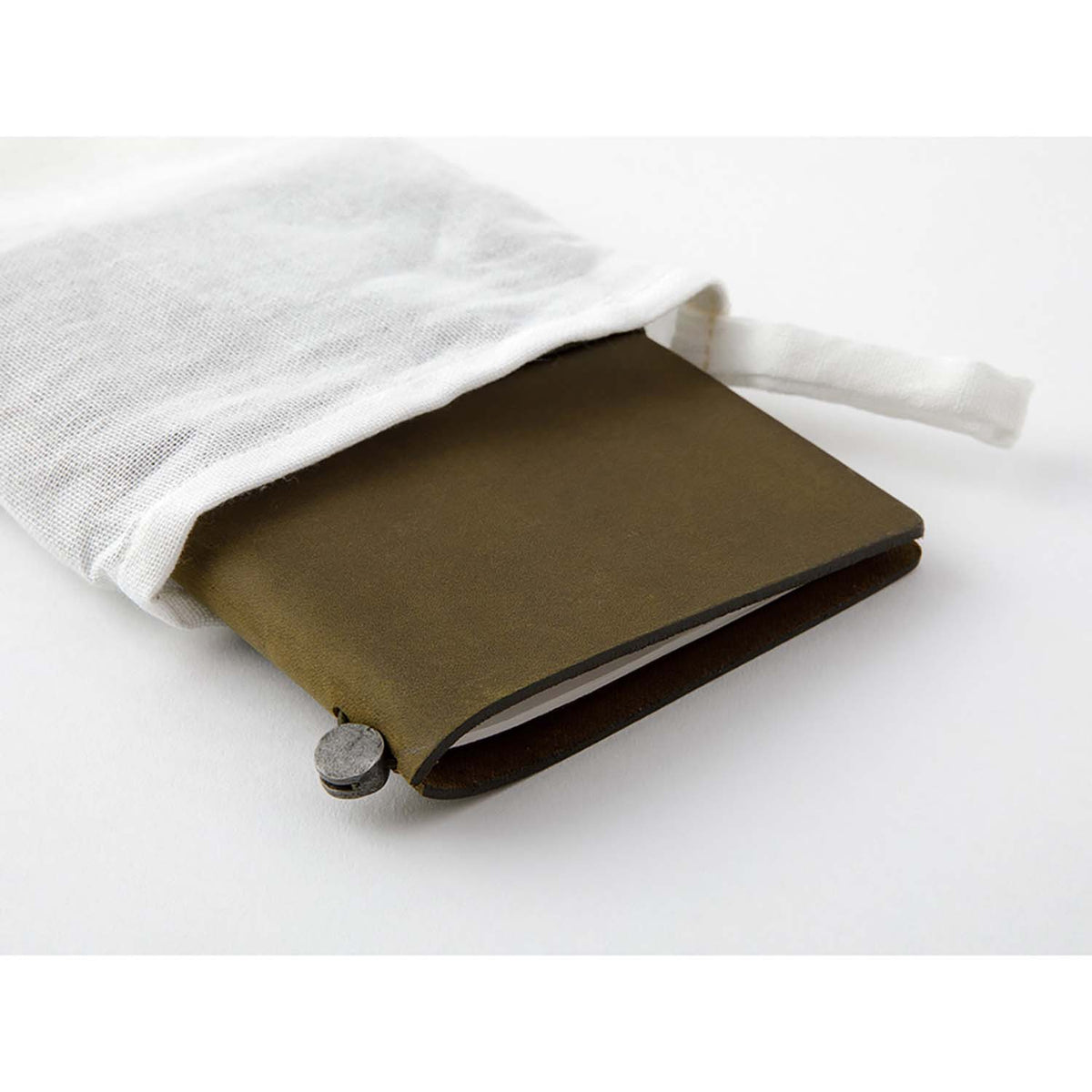 TRAVELER'S notebook Passport Size Olive con custodia in cotone