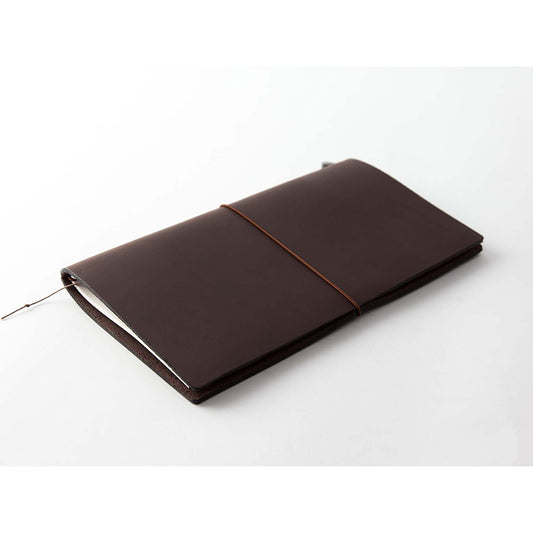 TRAVELER'S Notebook Regular Size Brown chiuso con copertina in pelle marrone ed elastico