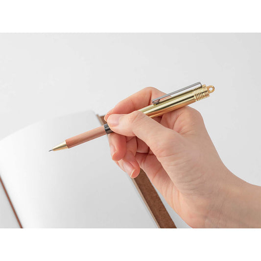 TRC BRASS Ballpoint Pen in ottone utilizzata per scrivere su un notebook