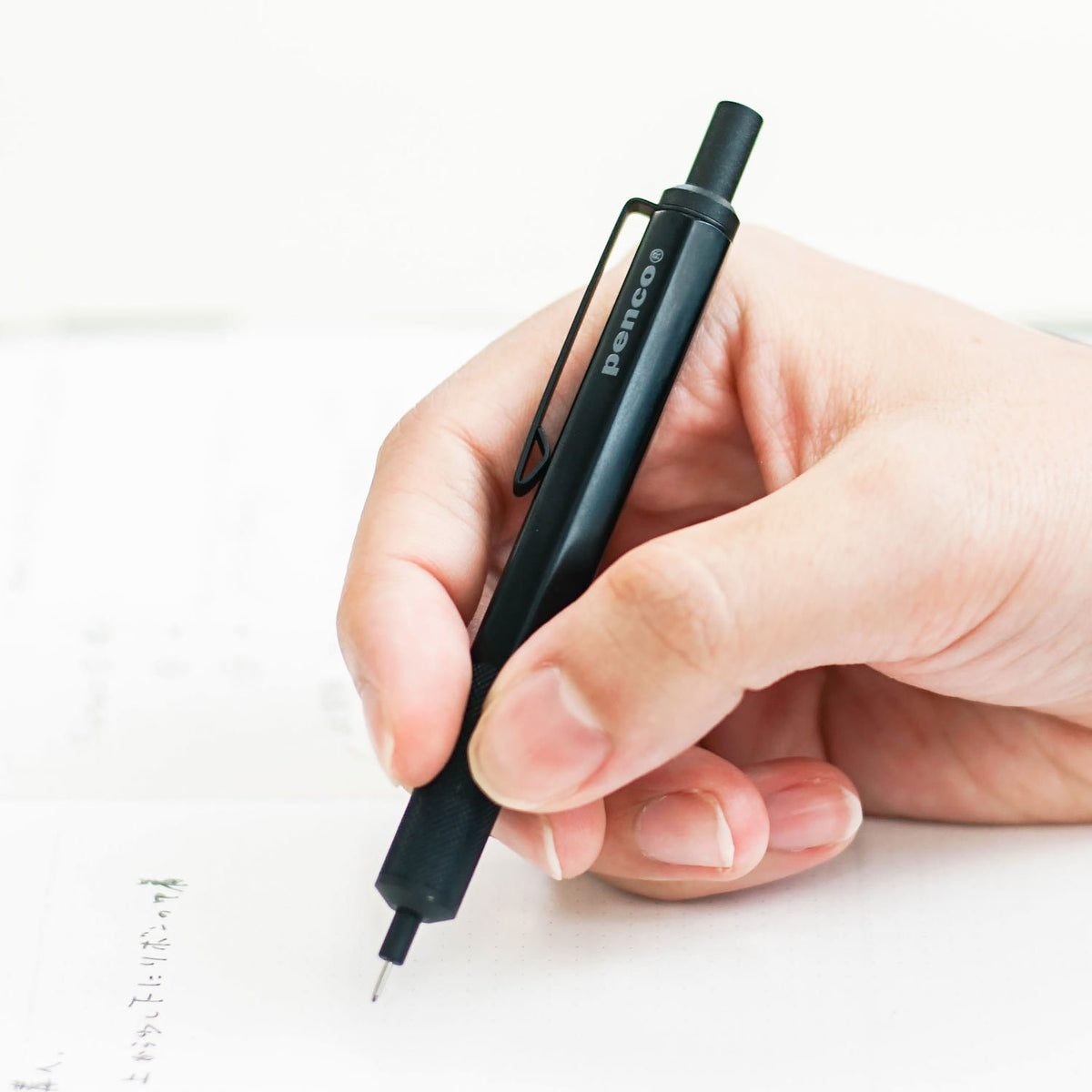 Penco Drafting Ballpoint Pen nera utilizzata per scrivere