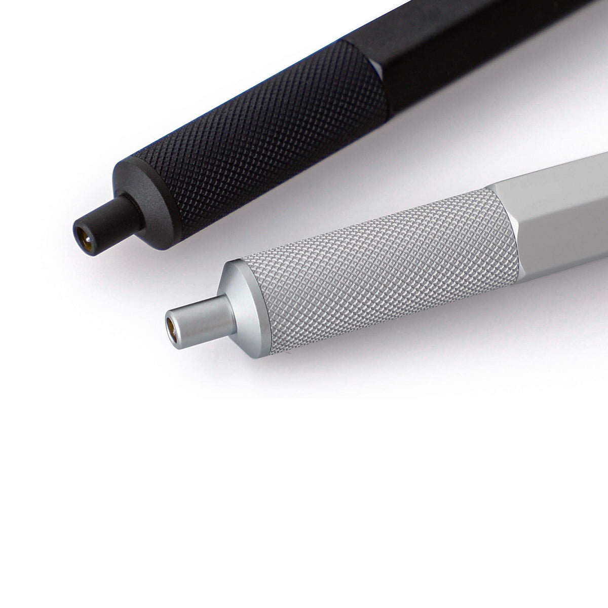 Dettaglio della Penco Drafting Ballpoint Pen nera e argento con impugnatura zigrinata