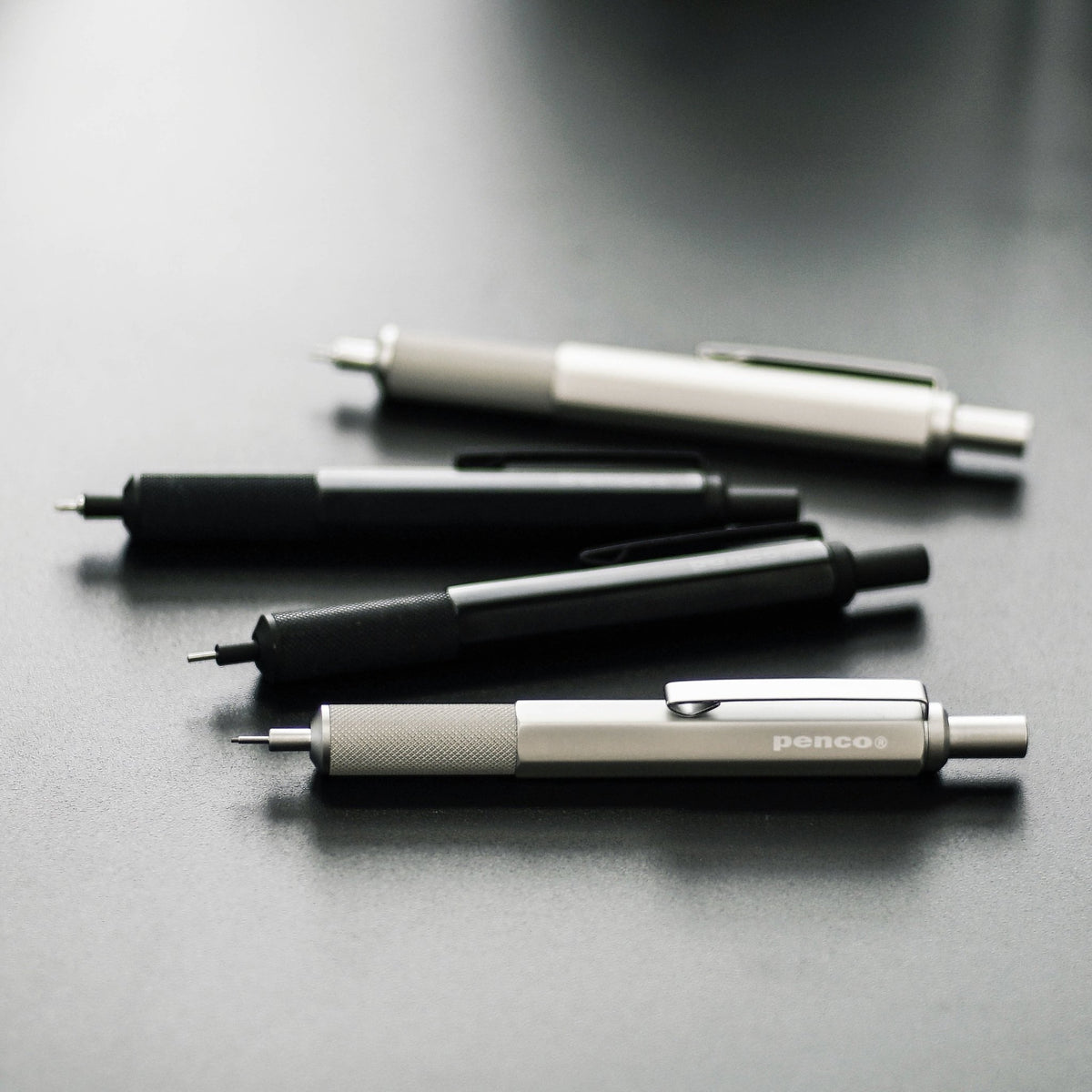 Penco Drafting Ballpoint Pen nera e argento con dettaglio della punta e dell'impugnatura