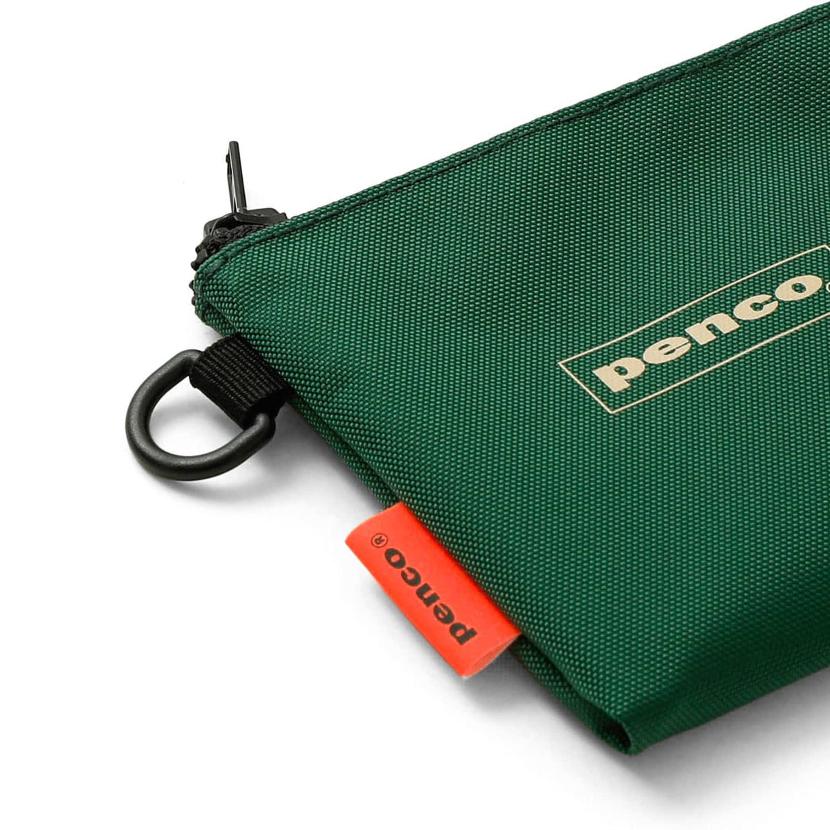 Dettaglio del tessuto, logo e anello laterale del Penco L-Zip Purse Verde scuro