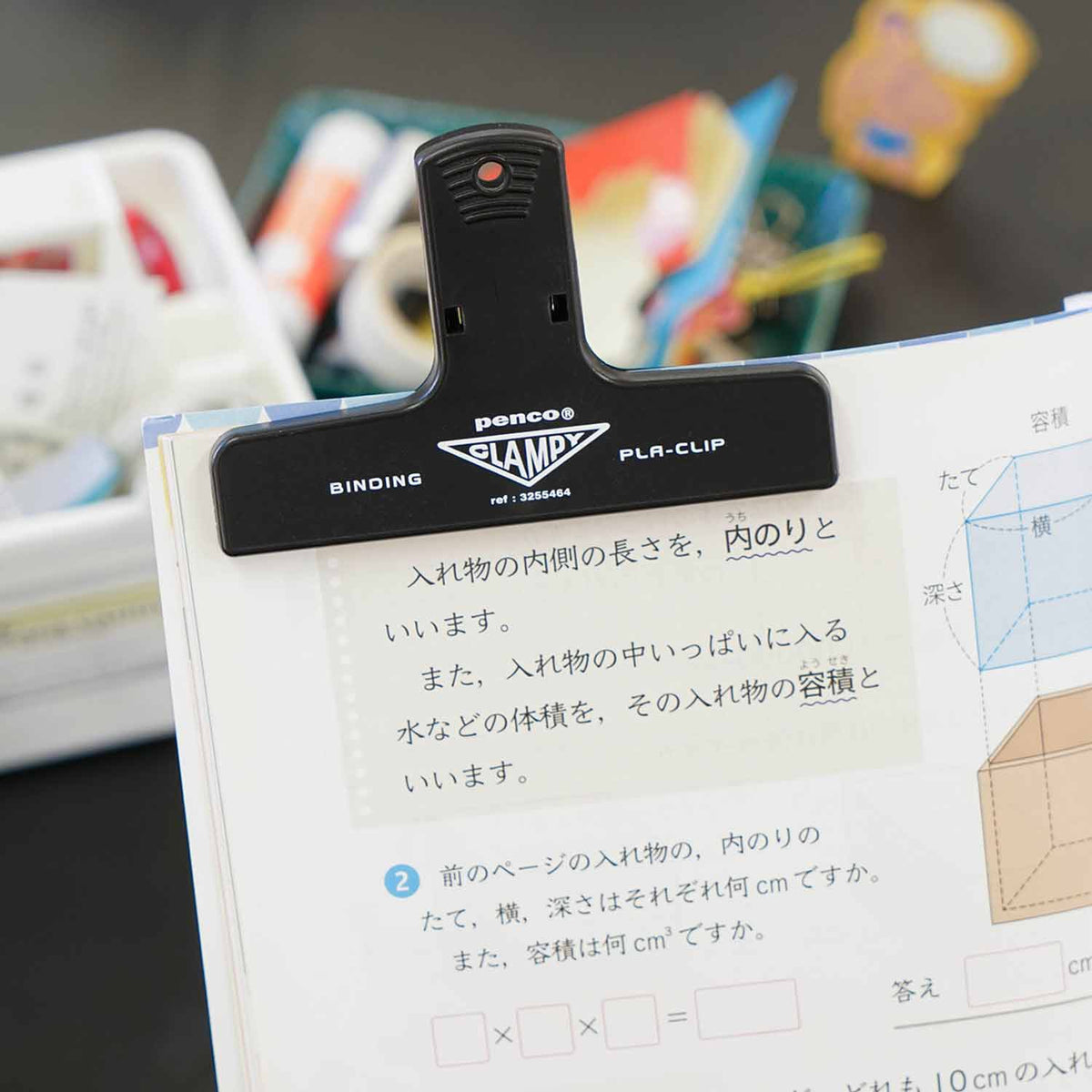 Penco Clampy PLA-CLIP nera applicata alle pagine di un quaderno