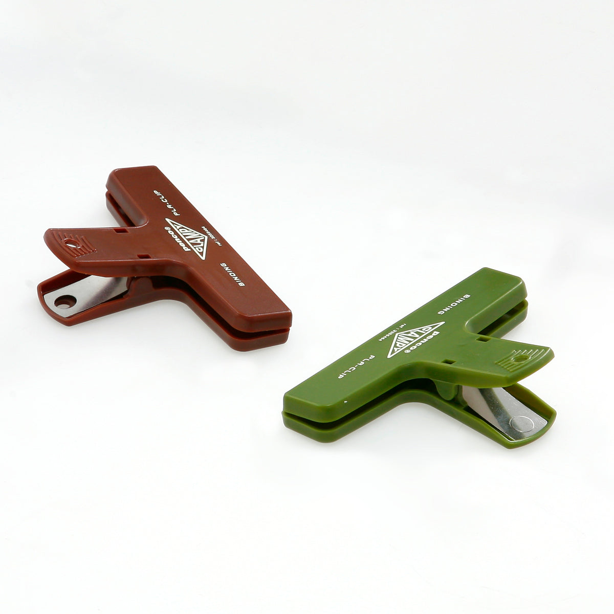 Penco Clampy PLA-CLIP verde e marrone aperte su fondo bianco