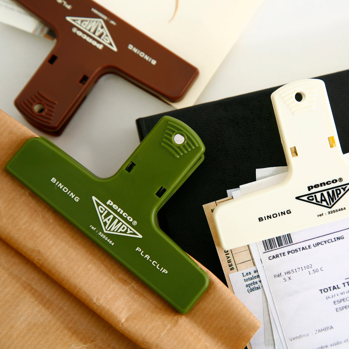 Penco Clampy PLA-CLIP verde utilizzata per chiudere una confezione di carta