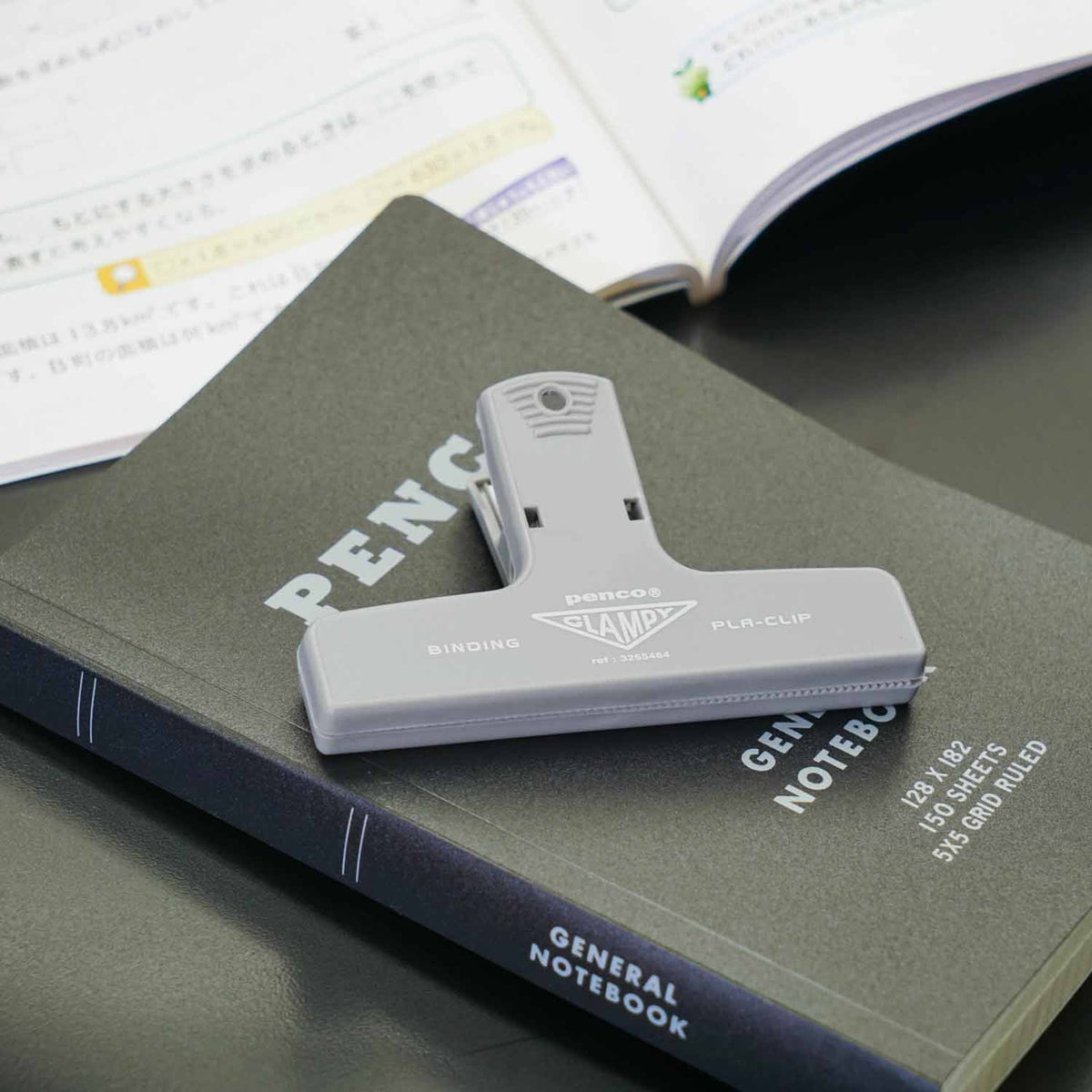 Penco Clampy PLA-CLIP grigia appoggiata su un quaderno