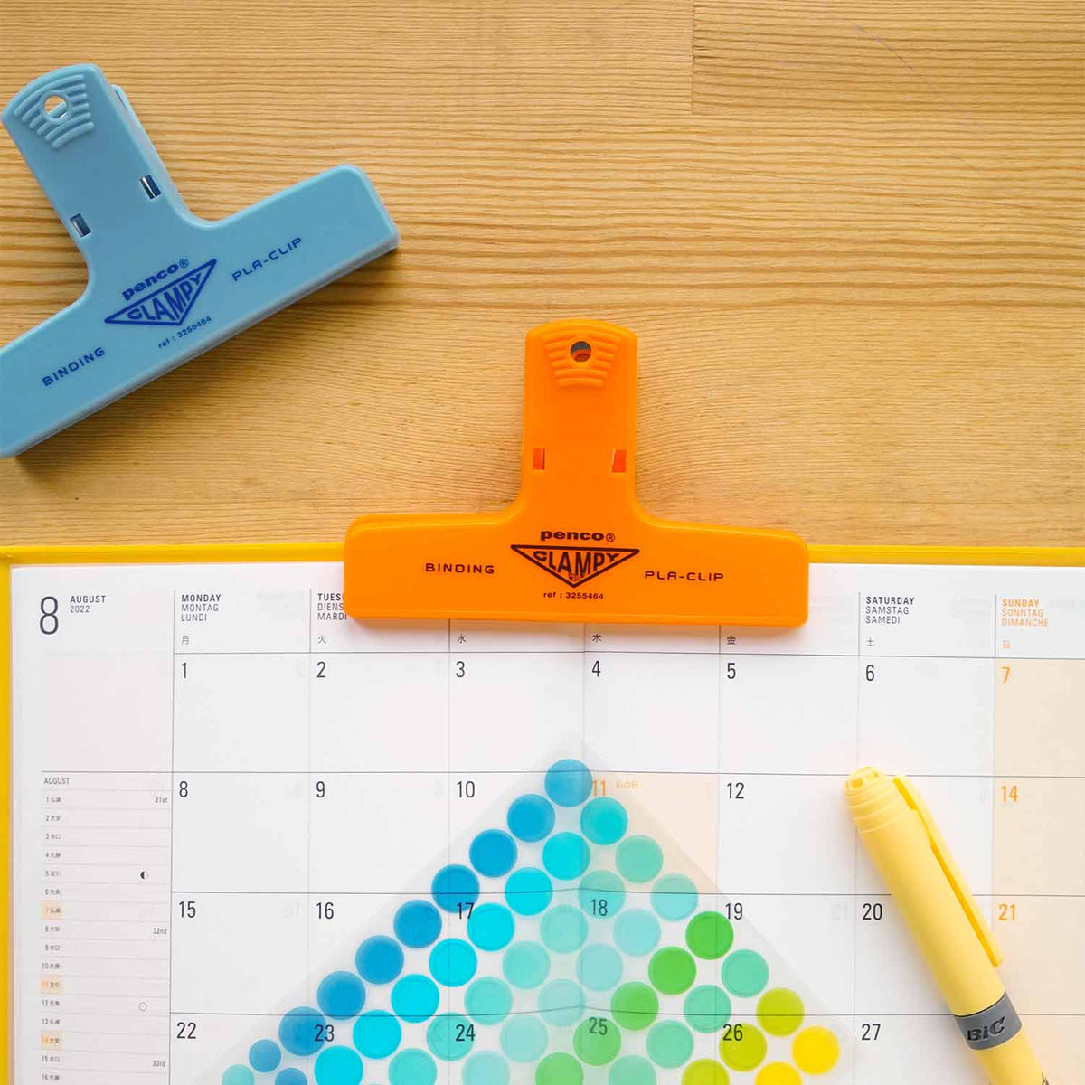 Penco Clampy PLA-CLIP Orange utilizzata su un planner