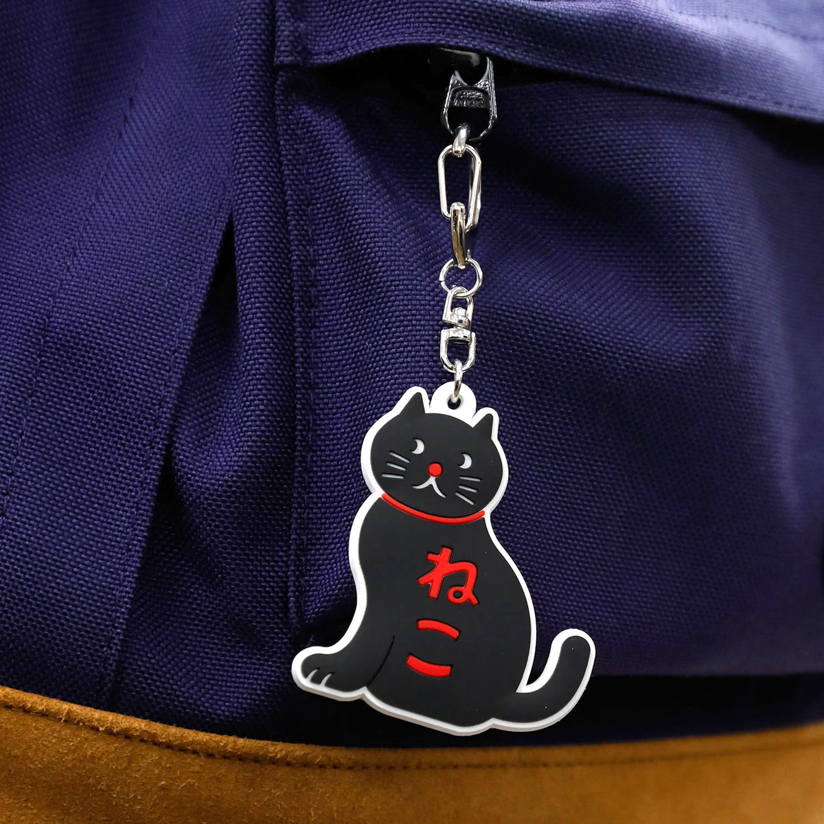 HIGHTIDE New Retro Rubber Key Chain Gatto agganciato a uno zaino