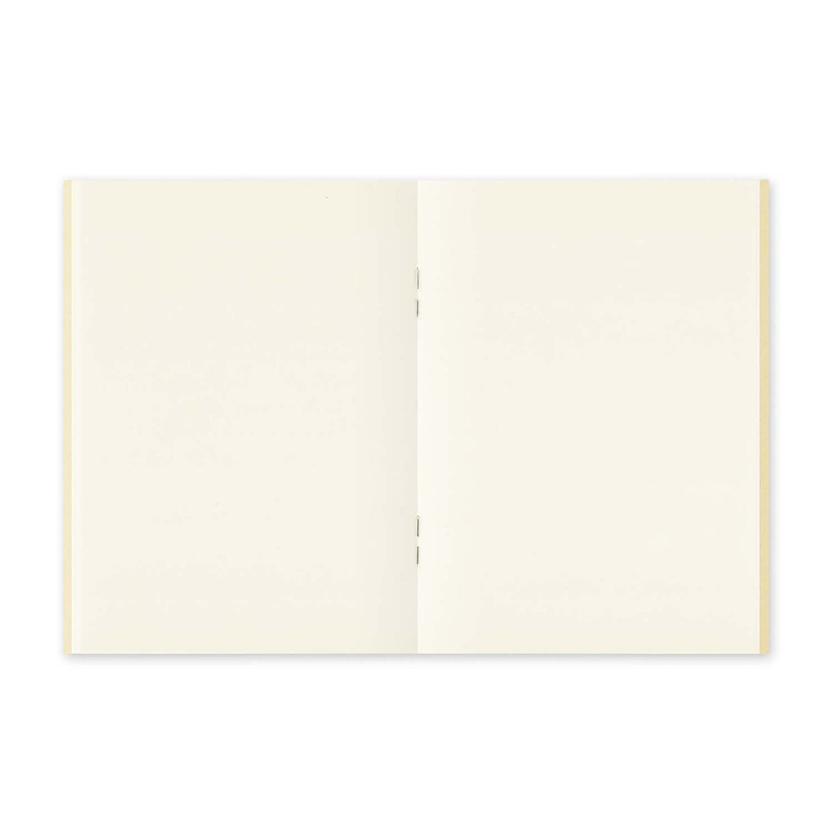TRAVELER'S notebook Refill 013 Passport aperto con pagine bianche color crema