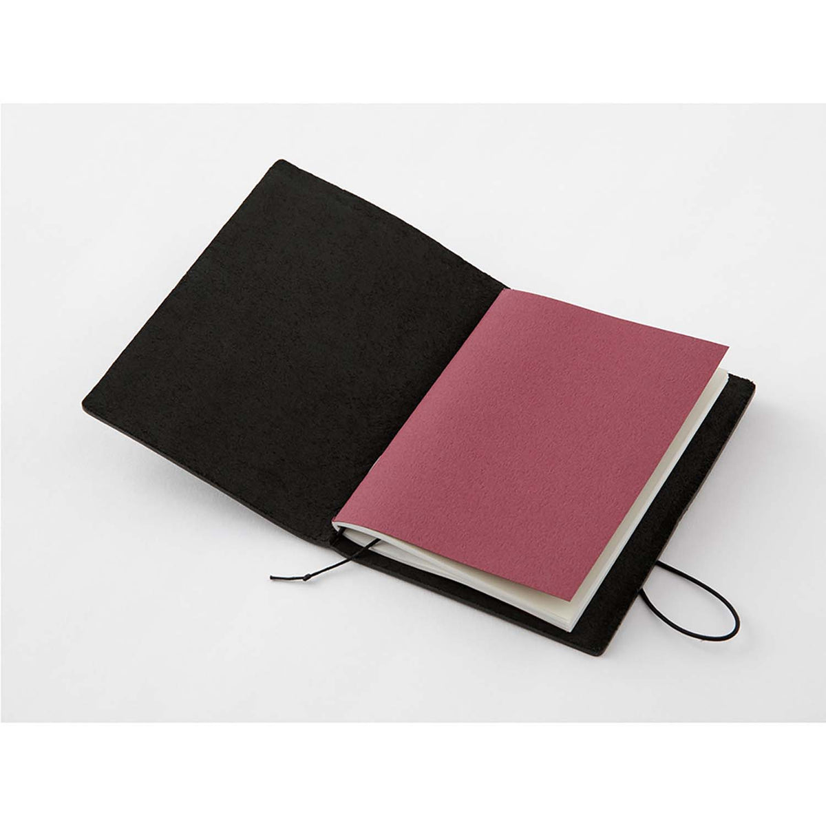 TRAVELER'S notebook Passport Size Nero aperto con refill inserito