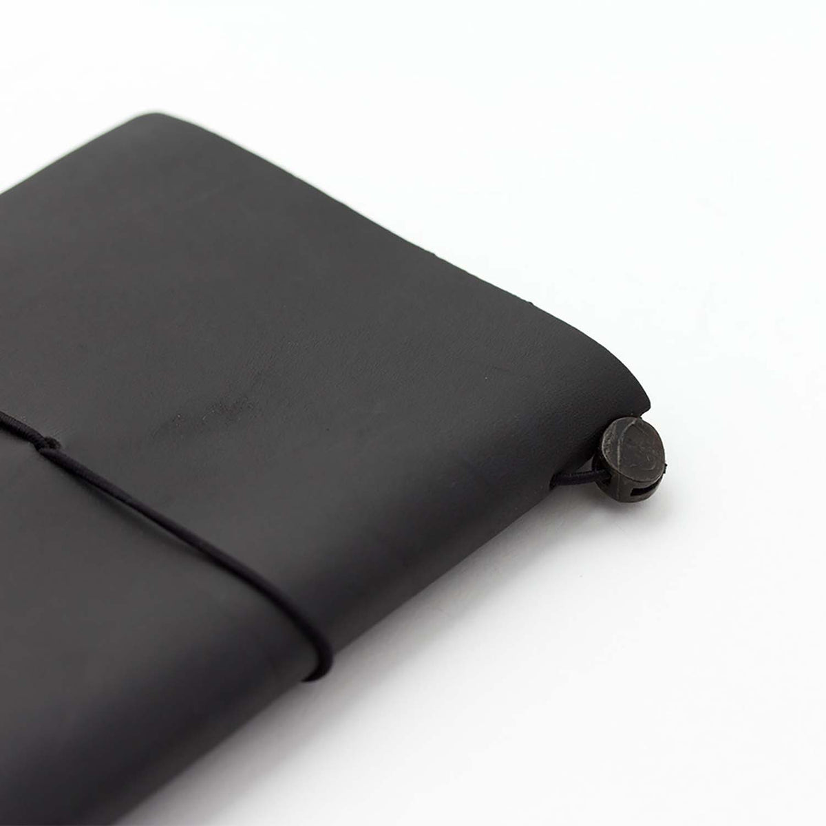 Dettaglio della cover in pelle del TRAVELER'S notebook Passport Size Nero