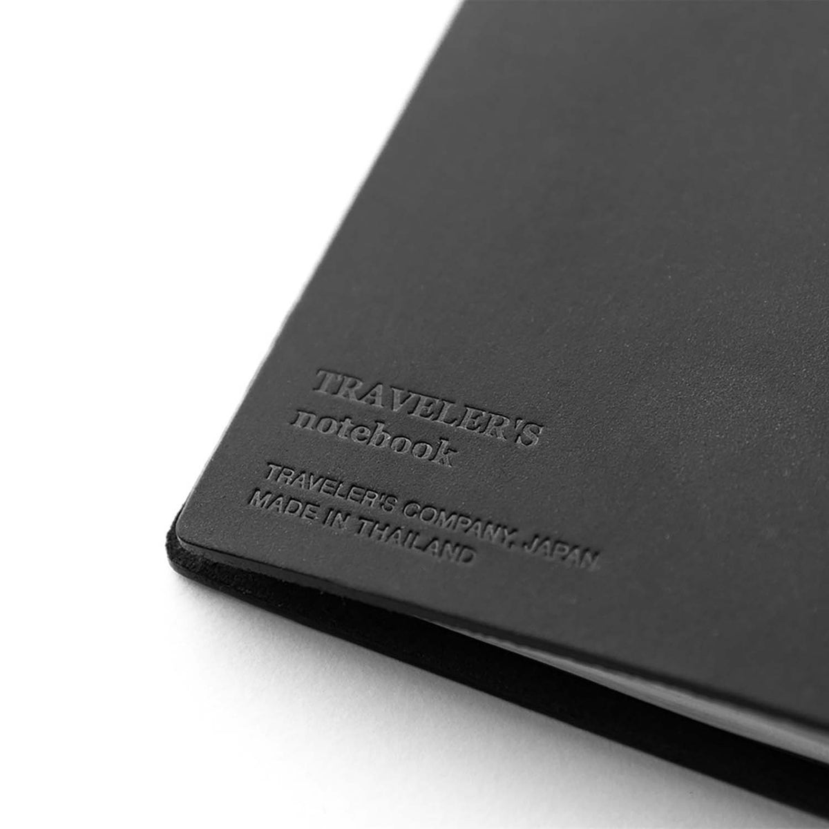 Dettaglio del logo impresso sulla cover in pelle del TRAVELER'S notebook Passport Size Nero