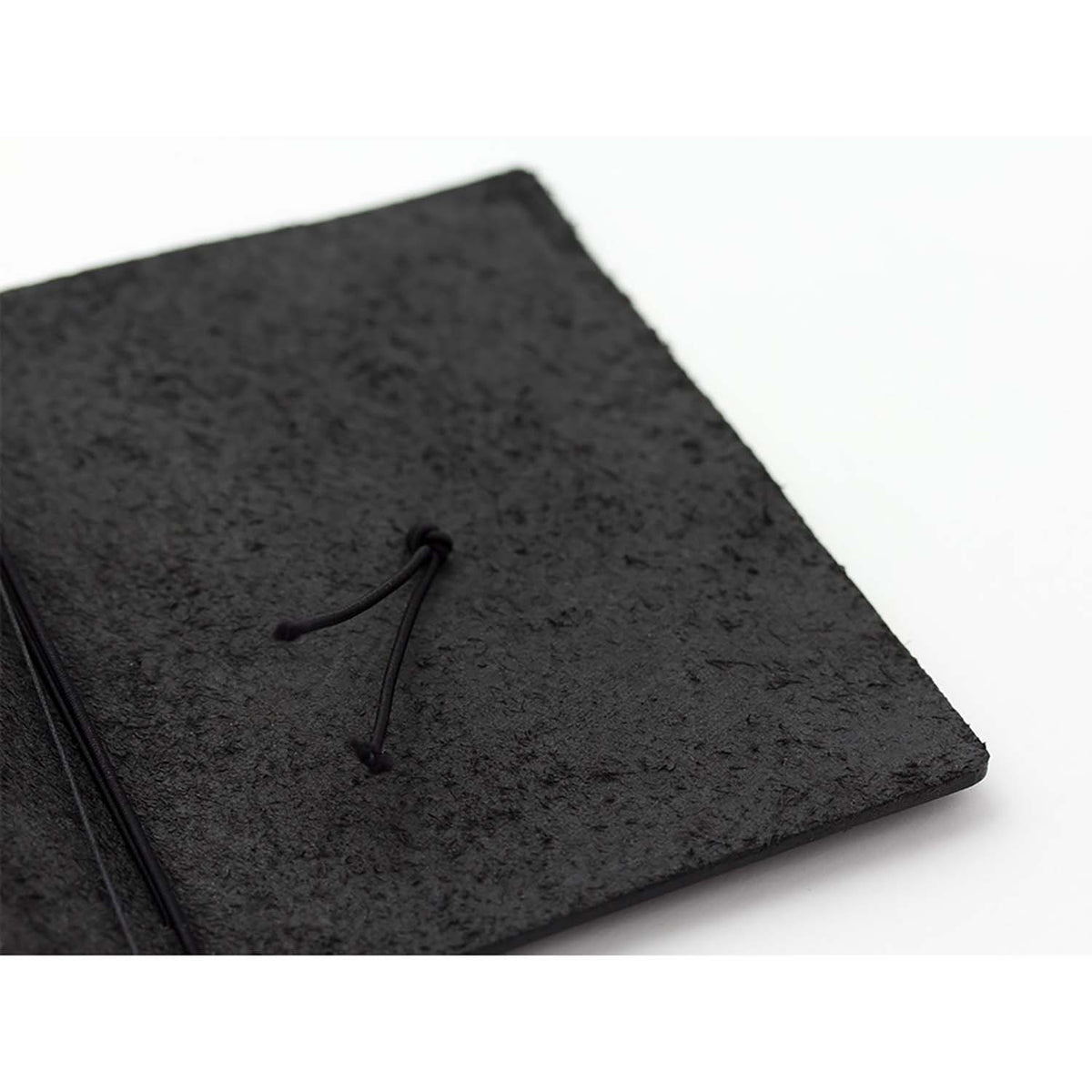 Dettaglio interno della cover in pelle del TRAVELER'S notebook Passport Size Nero