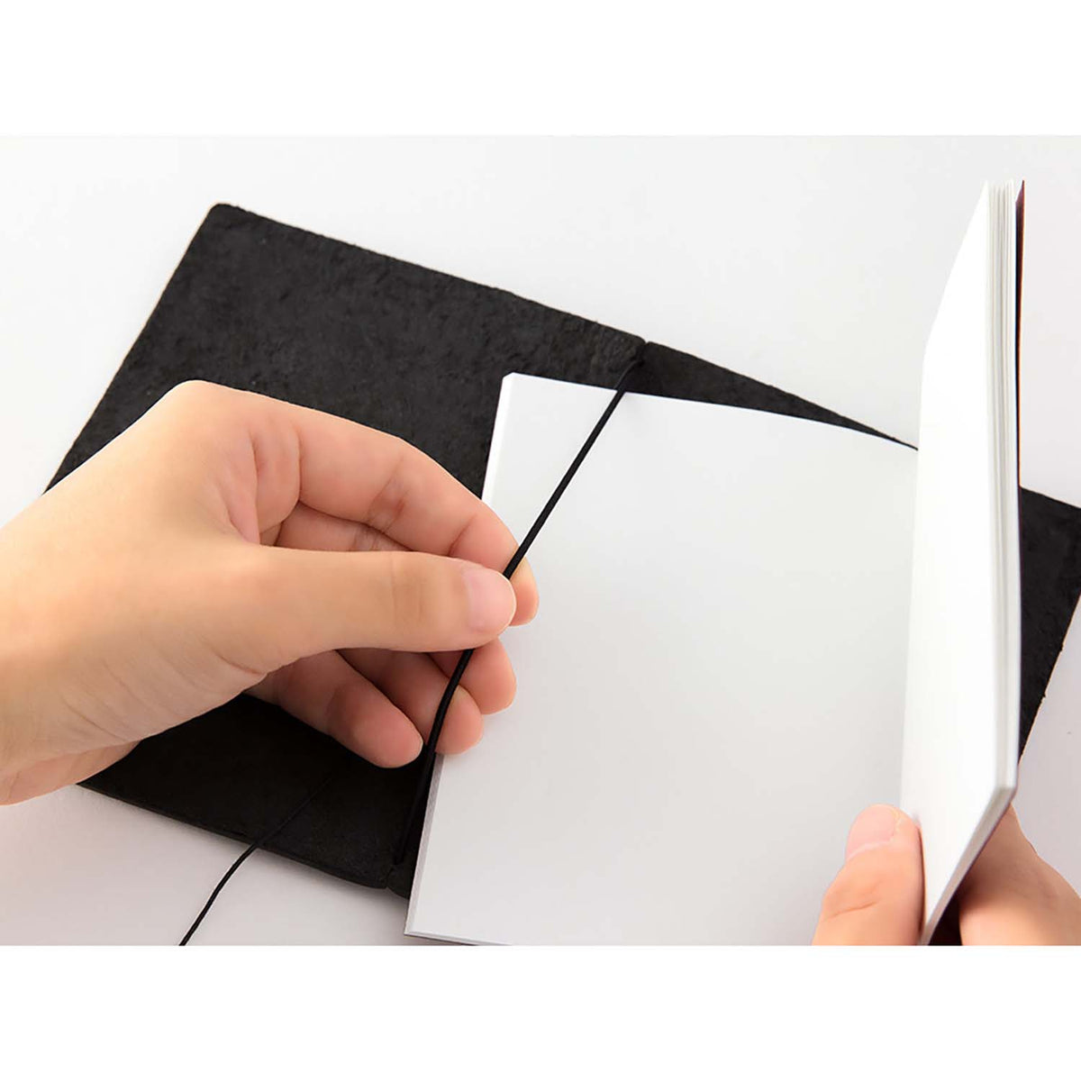 Inserimento del refill nel TRAVELER'S notebook Passport Size Nero