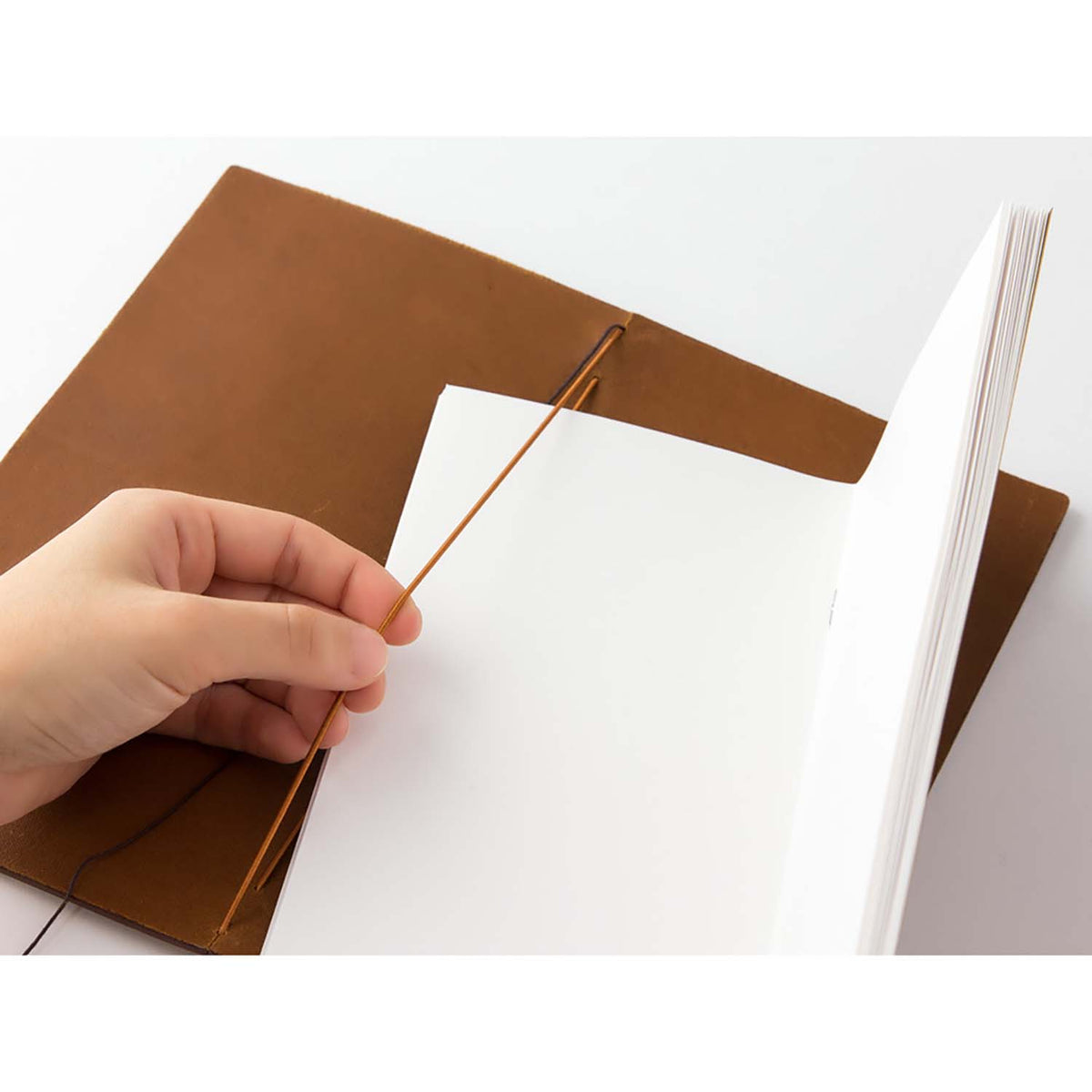 Inserimento del refill nel TRAVELER'S notebook Regular Size Camel