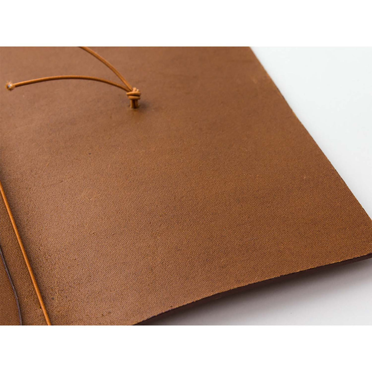 Dettaglio interno della cover in pelle del TRAVELER'S notebook Regular Size Camel