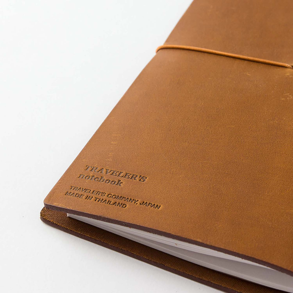 Dettaglio del logo impresso sulla cover in pelle del TRAVELER'S notebook Regular Size Camel