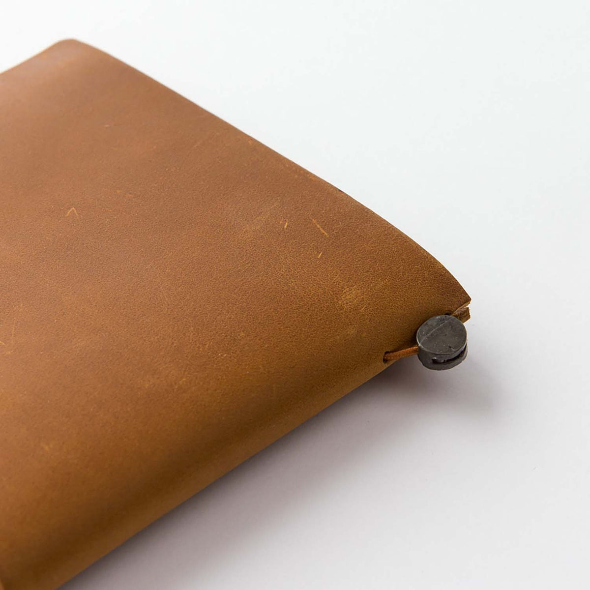Dettaglio della cover in pelle Camel e della chiusura del TRAVELER'S notebook