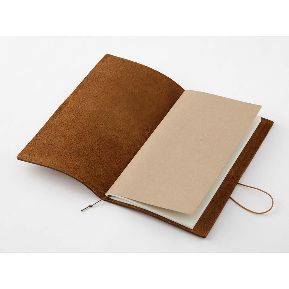 Dettaglio interno della cover in pelle del TRAVELER'S notebook Regular Size Camel