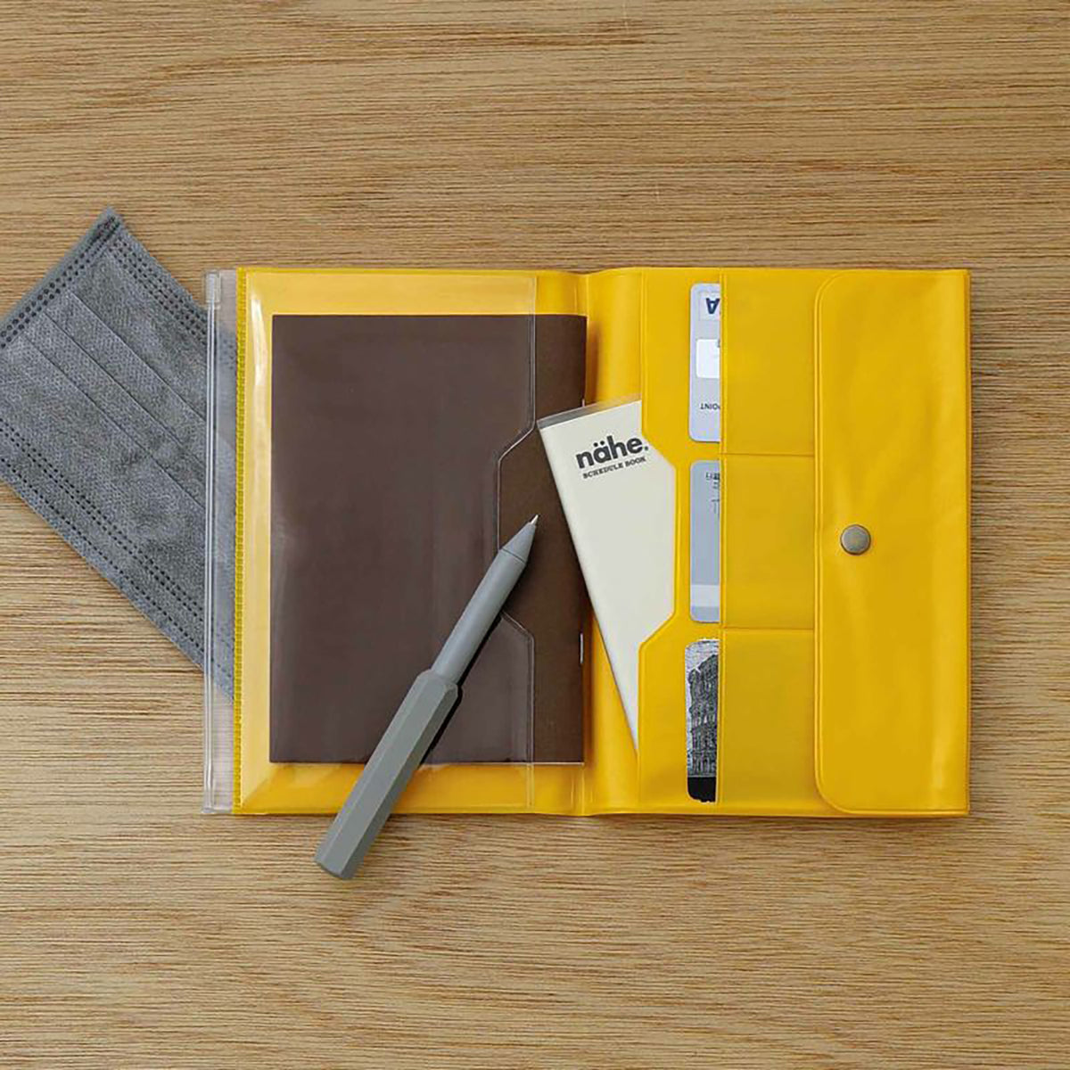 nähe Travel Organizer Giallo aperto con scomparti per documenti, carte e piccoli oggetti