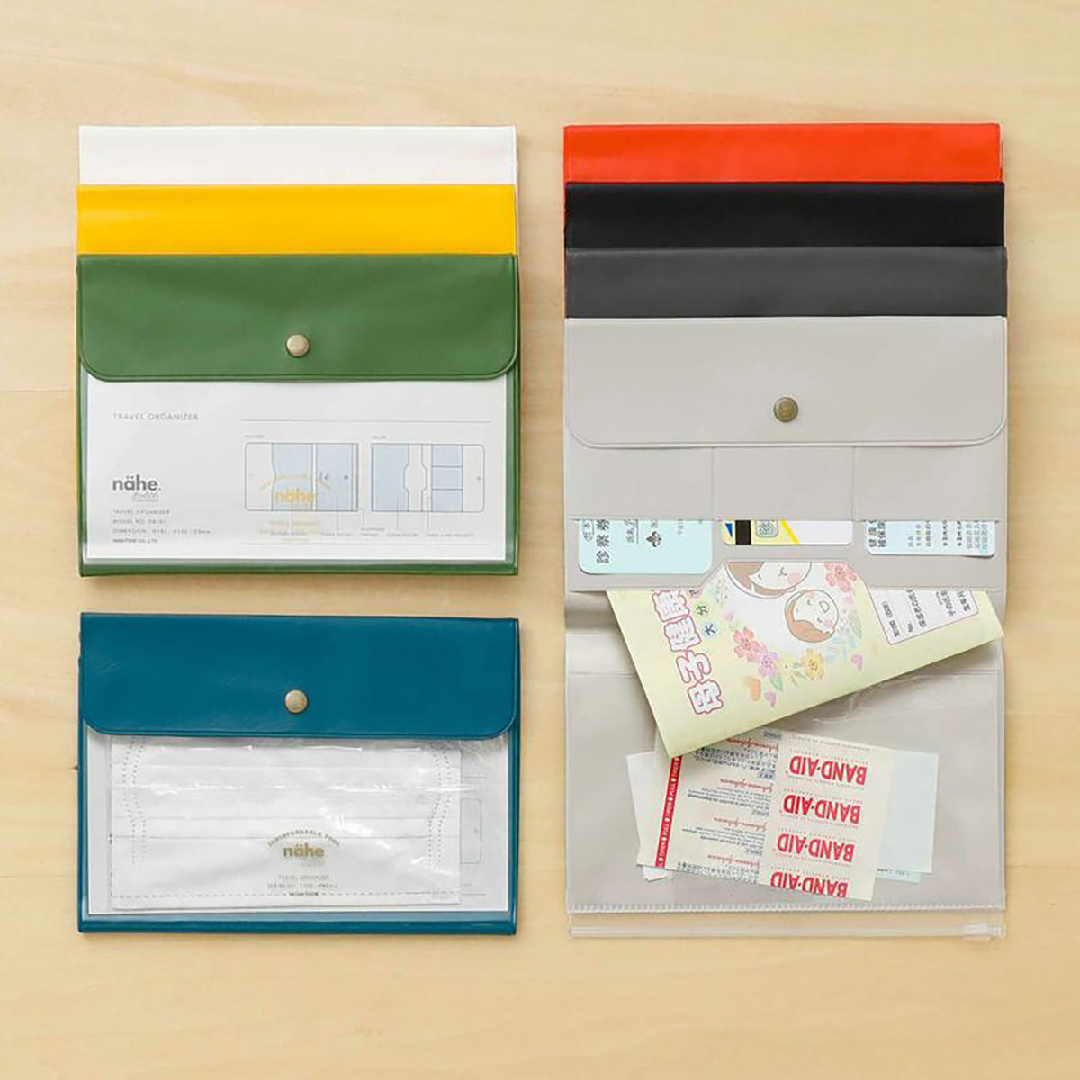 nähe Travel Organizer aperti e chiusi con diversi scomparti interni