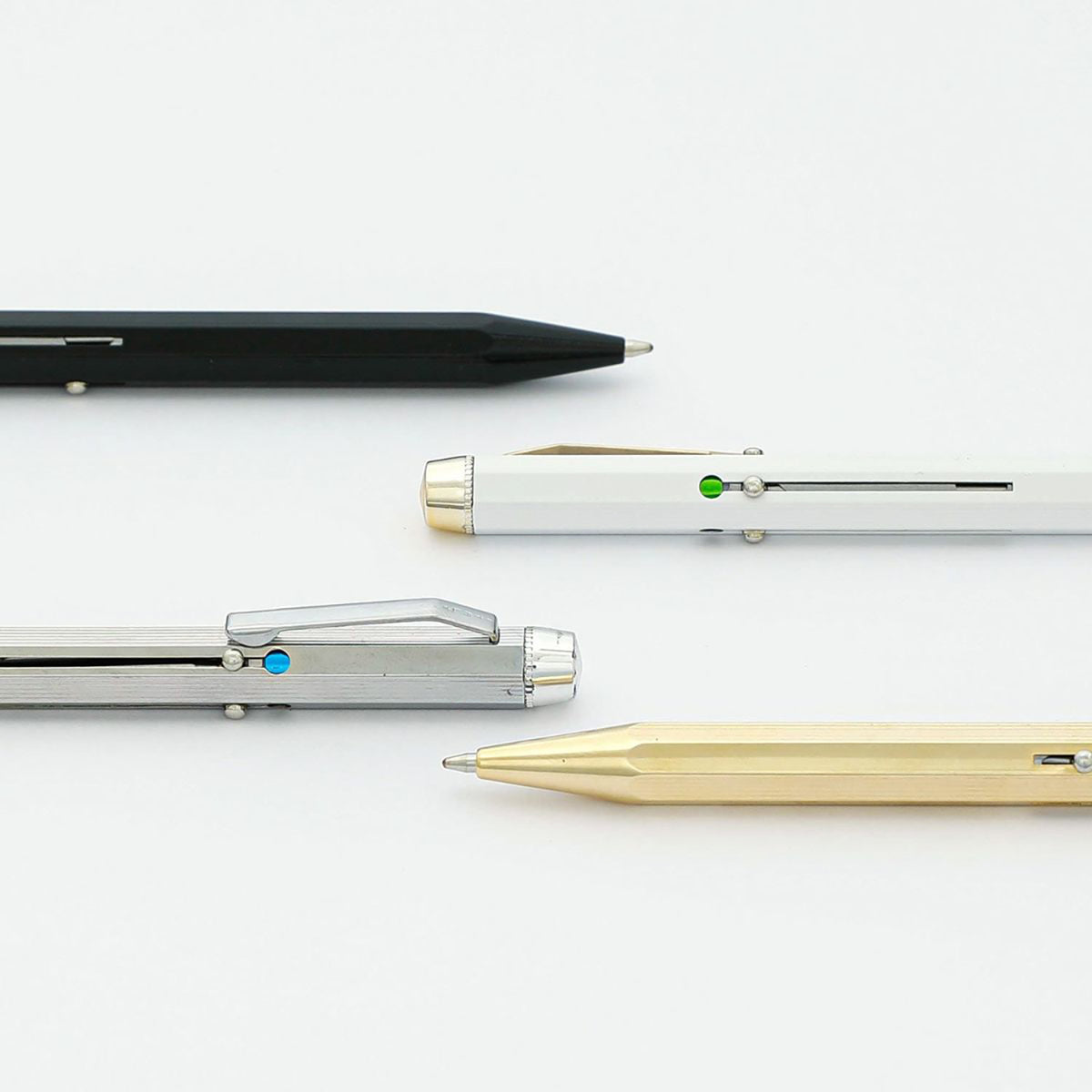 HIGHTIDE 4 Color Ballpoint Pen nelle diverse finiture, tra cui la versione Oro
