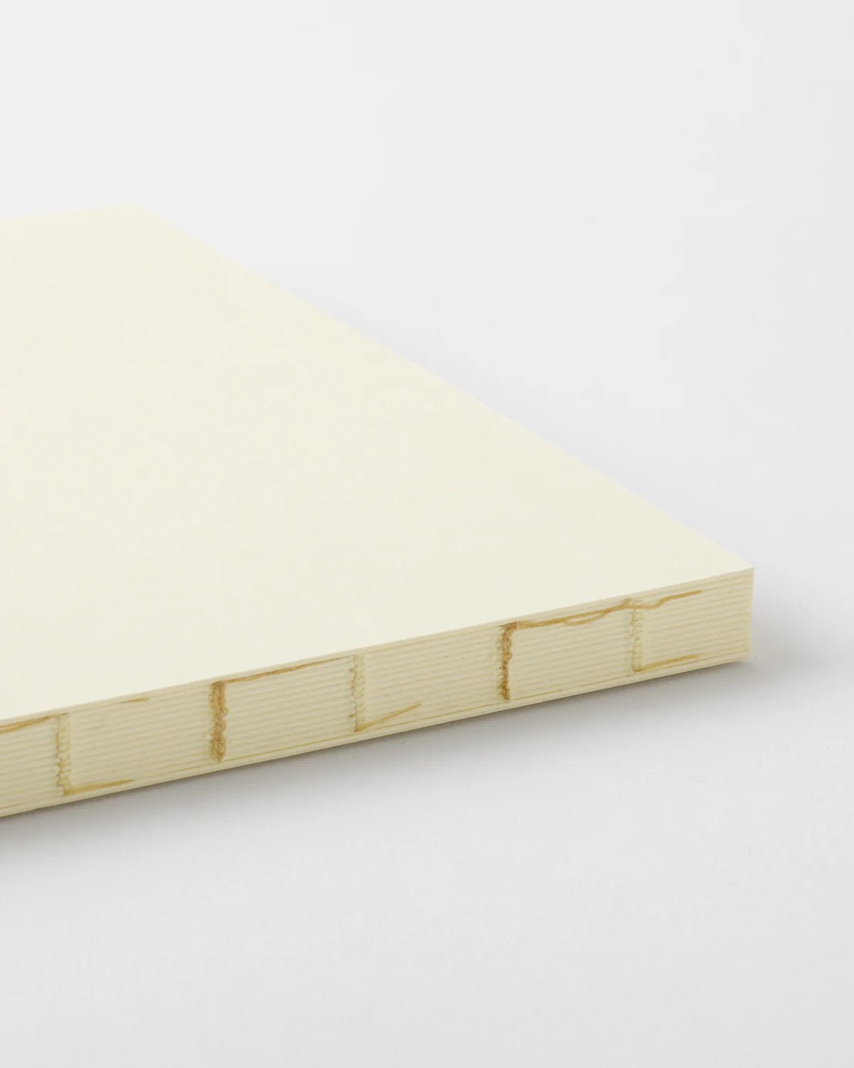 Dettaglio della rilegatura Codex del MD Notebook Thick A5 Quadrato