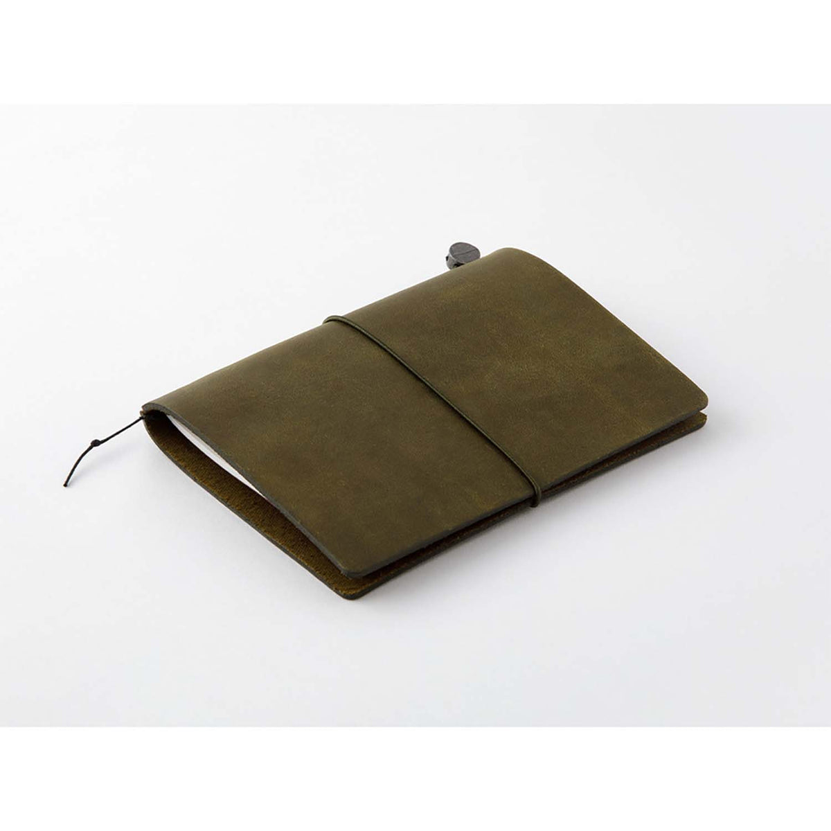 TRAVELER'S notebook Passport Size Olive chiuso con cover in pelle e elastico