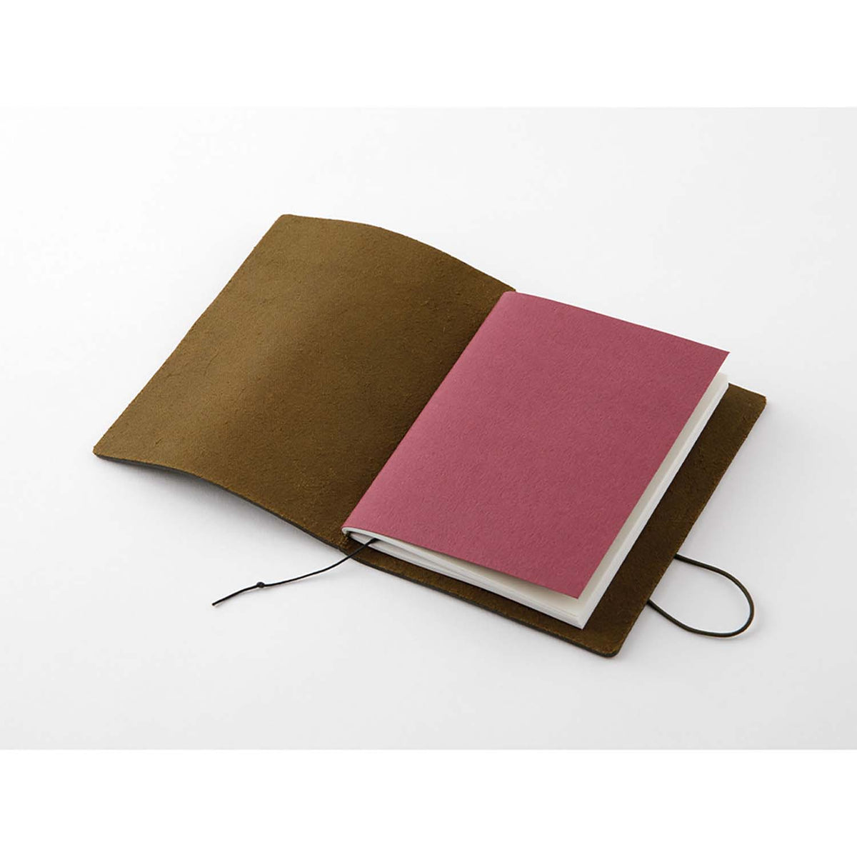 TRAVELER'S notebook Passport Size Olive aperto con refill inserito