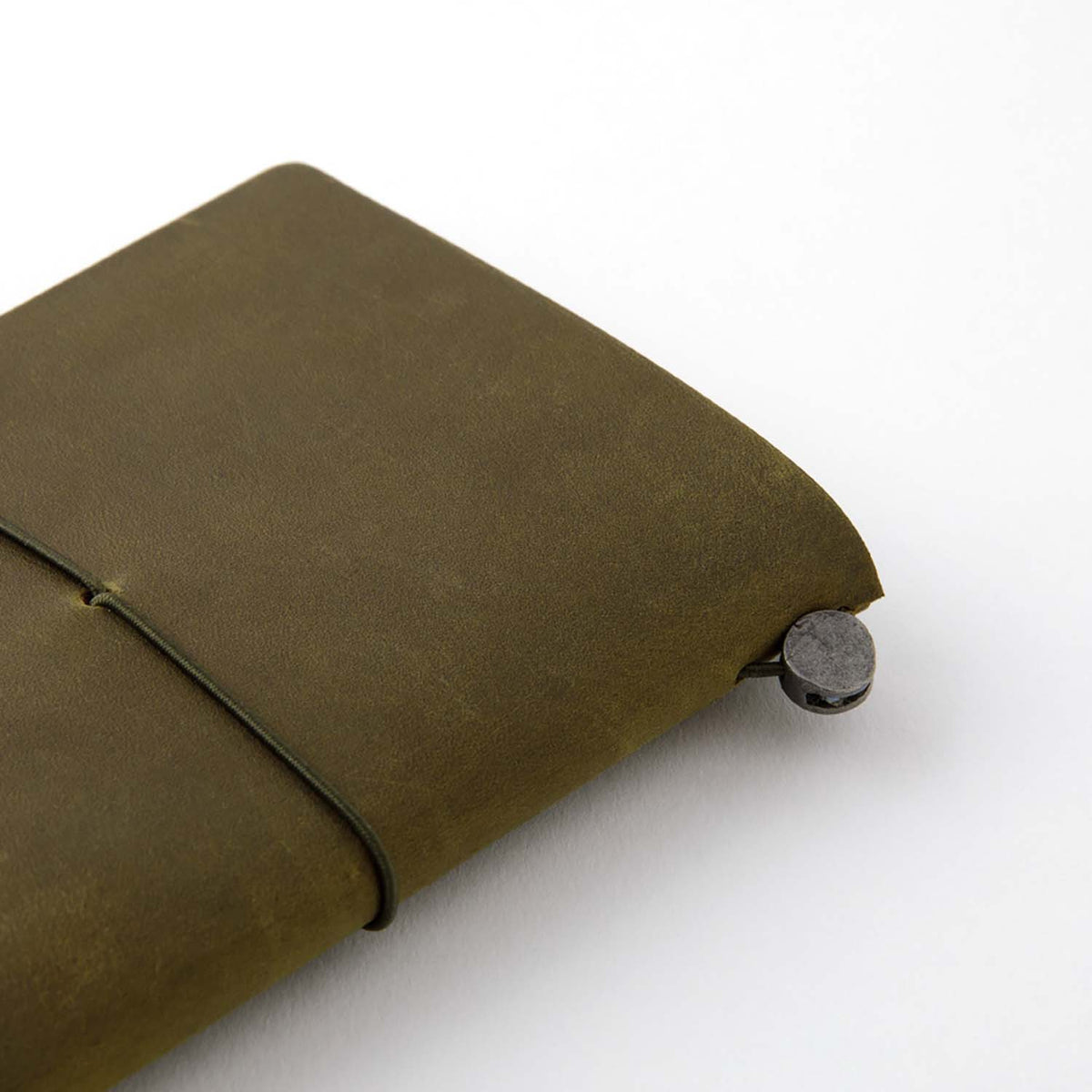 Dettaglio della cover in pelle Olive e della chiusura del TRAVELER'S notebook Passport Size