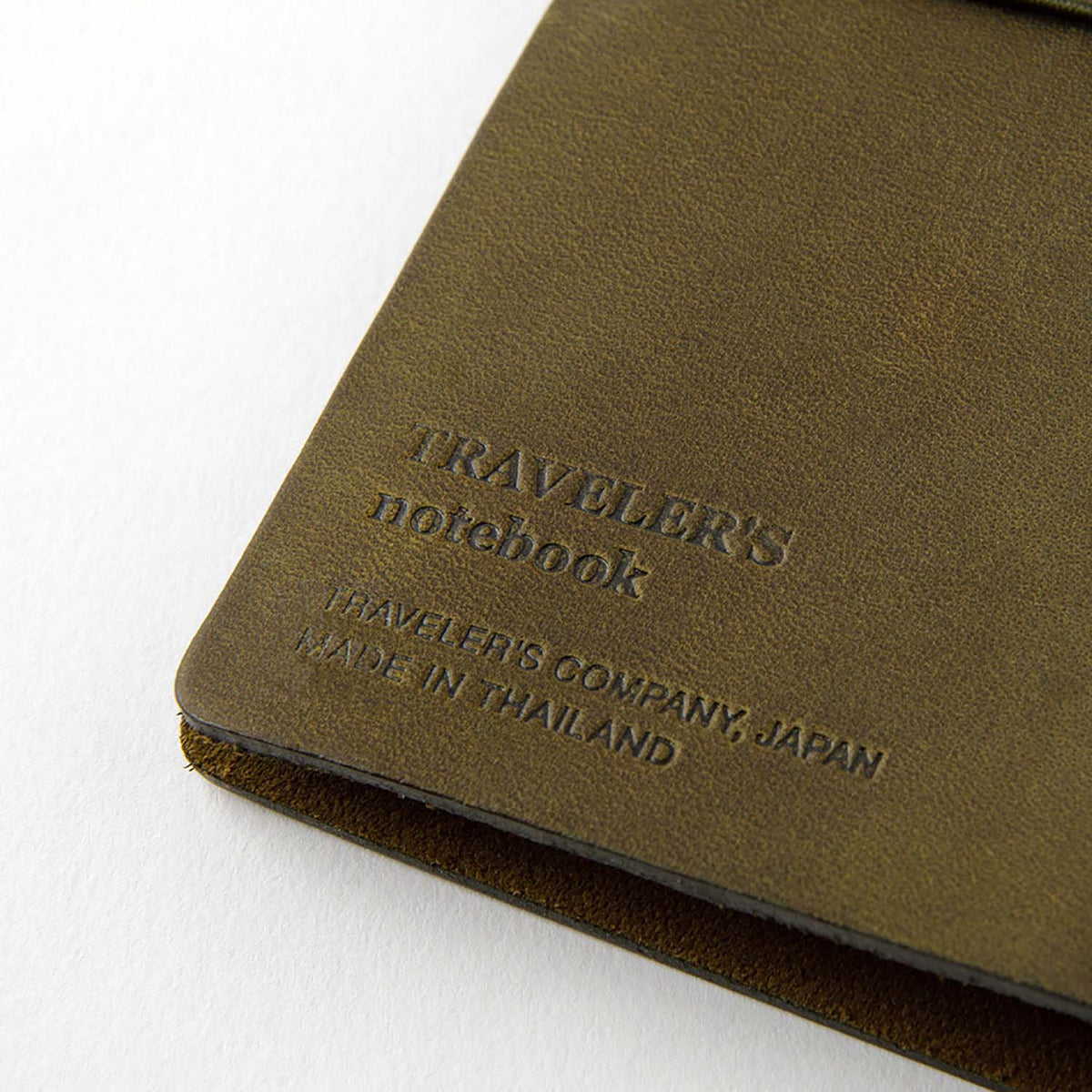 Dettaglio del logo impresso sulla cover in pelle del TRAVELER'S notebook Passport Size Olive