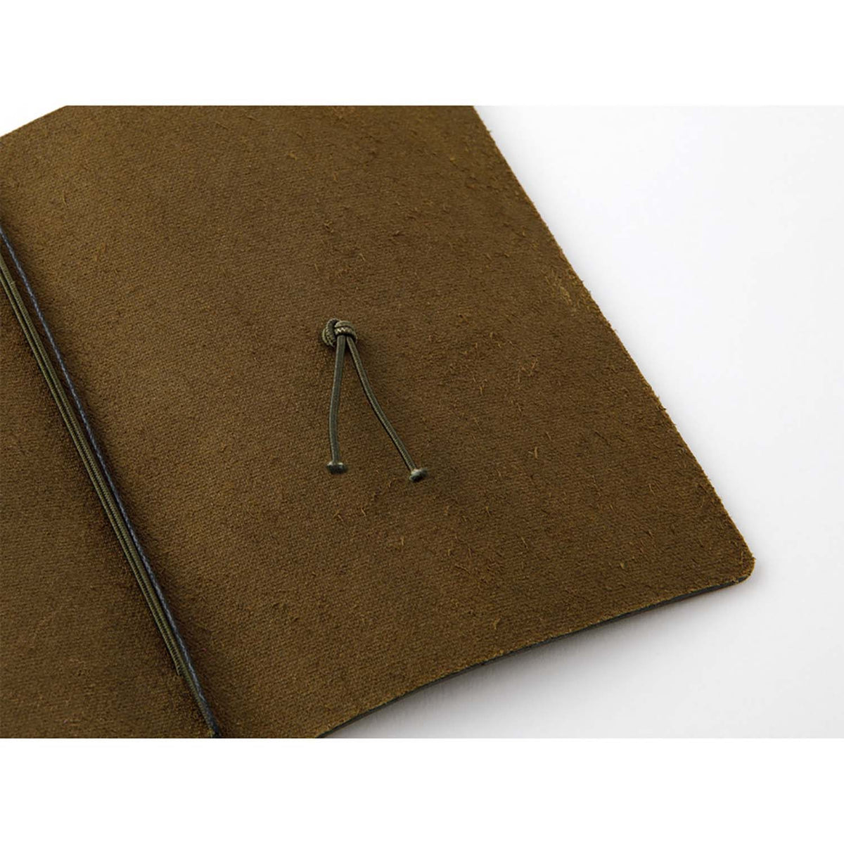 Dettaglio interno della cover in pelle del TRAVELER'S notebook Passport Size Olive