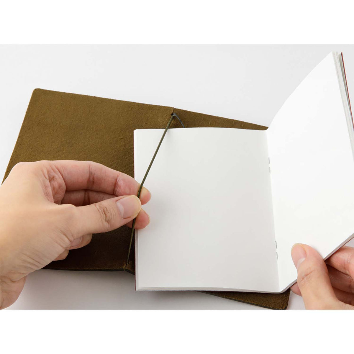 Inserimento del refill nel TRAVELER'S notebook Passport Size Olive